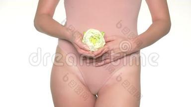 一个孕妇抱着一朵白莲花在她肚子旁边的特写镜头